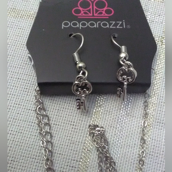 BNWT PAPARAZZI NECKLACE & EARRING SET SILVER TONE W/ KEY CHARM & DANGLING EARRIN - Picture 3 of 4